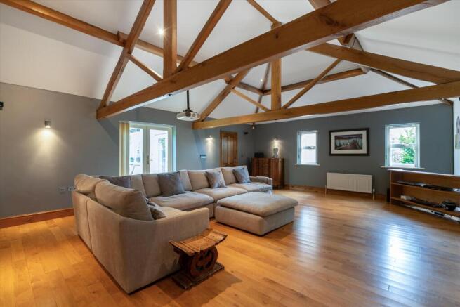 5 bed Detached for sale Image 9
