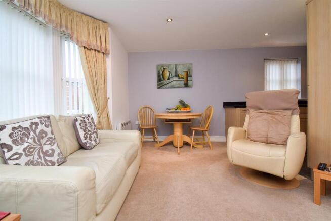 2 bed Ground Flat to rent Image 4