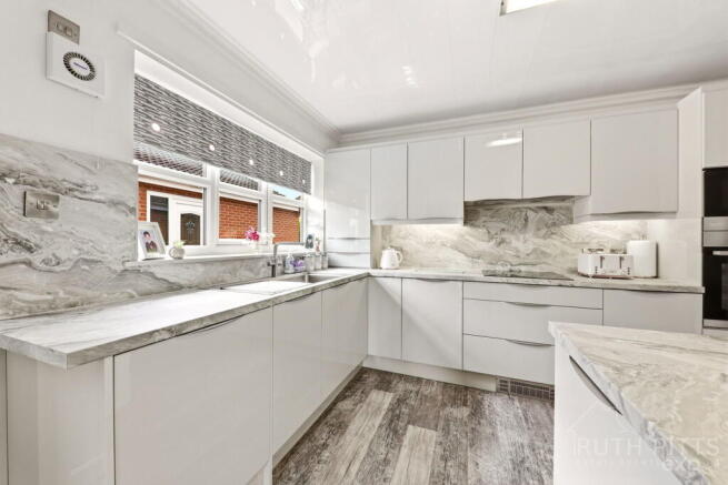 2 bed Detached Bungalow for sale Image 6