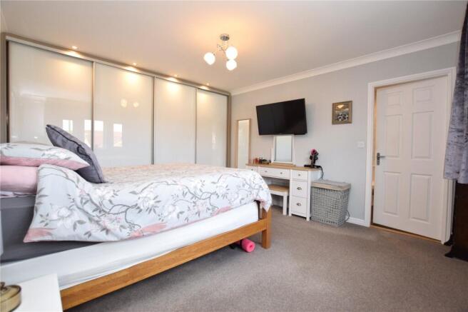 5 bed Detached for sale Image 9