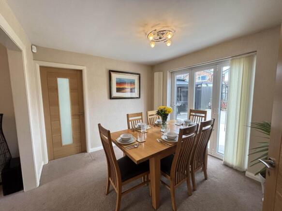5 bed Detached for sale Image 4