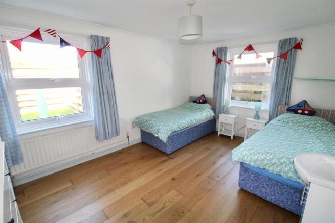 Lanas Lodge bedroom 2.jpg