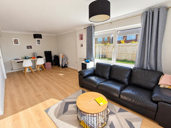 Lounge/Dining Area