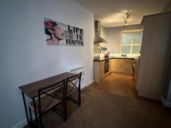 2 bed Apartment to rent Image 4
