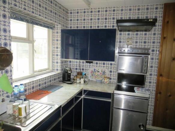 FITTED KITCHEN