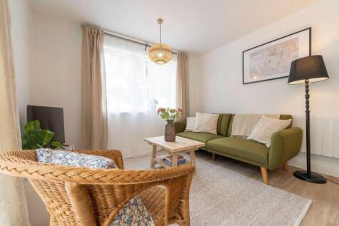 Bath Road, Stroud, GL5