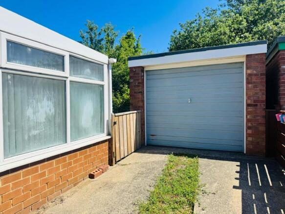 2 bed Semi-Detached Bungalow to rent Image 8