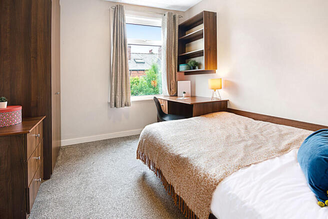 8 bed House to rent Image 10