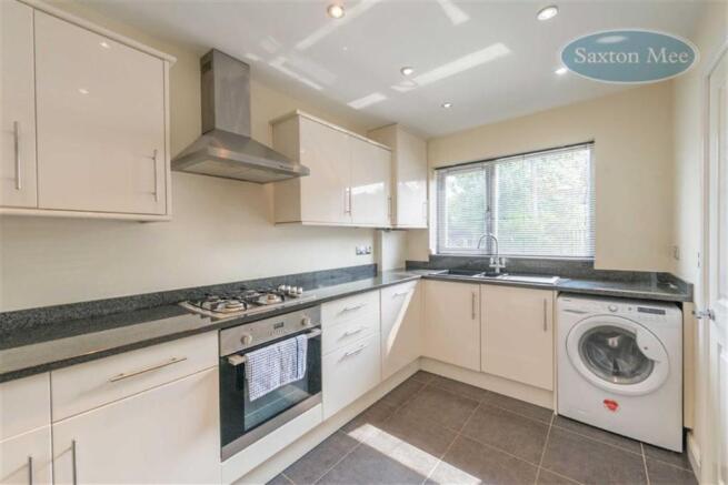 STUNNING BREAKFASTING KITCHEN