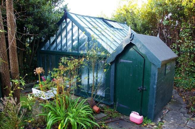 SUMMER HOUSE/SHED