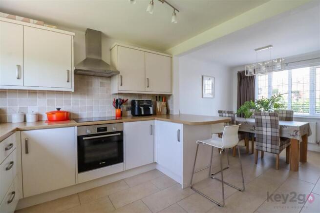 4 bed Detached for sale Image 5