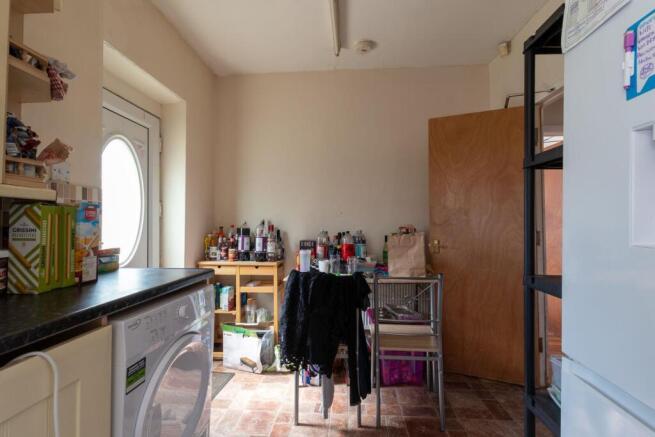 4 bed House to rent Image 5