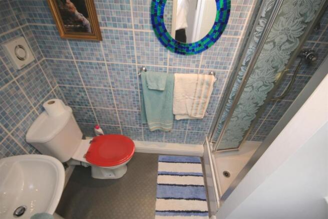 EN-SUITE SHOWER ROOM