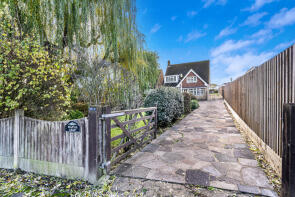 Maple Leaf, Stapleford Road, Stapleford Abbotts, Romford RM4 1EJ
