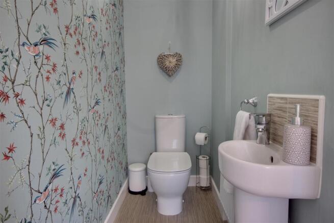 5 bed Detached for sale Image 7