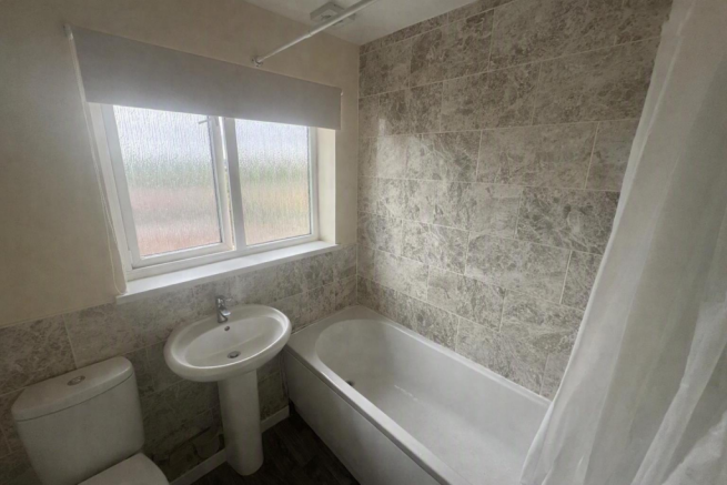 3 bed Semi-Detached to rent Image 7