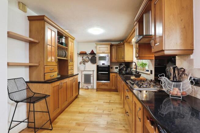 4 bed Detached for sale Image 6