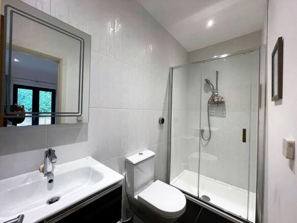 Ensuite Bedroom 2