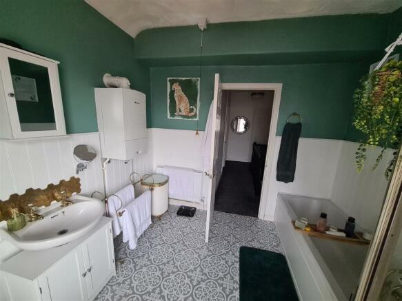 50 Mary St - Bathroom 2.jpg