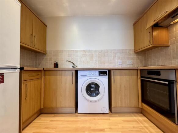 2 bed Apartment to rent Image 5