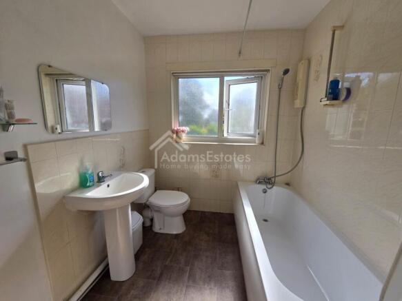 4 bed Bungalow for sale Image 7