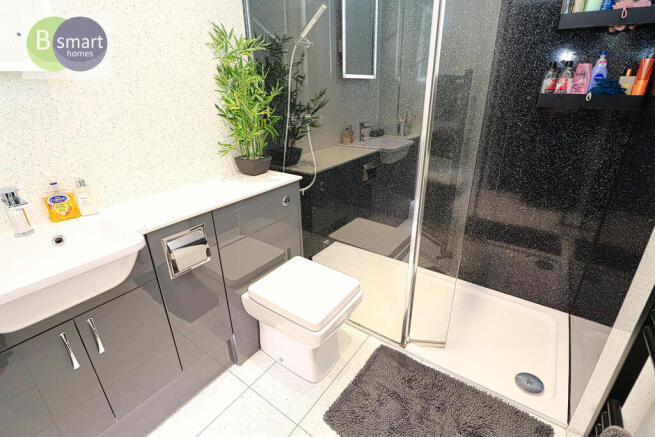 5 bed Town House for sale Image 7