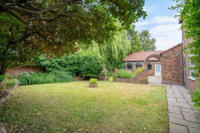 5 bed Detached for sale Image 5