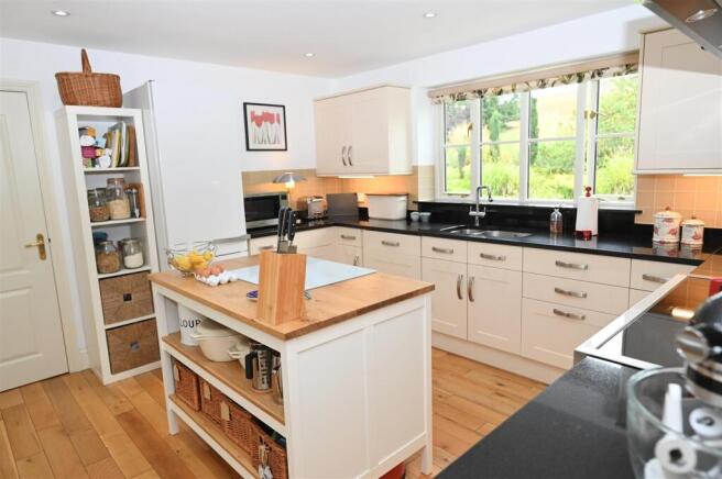 4 bed Detached for sale Image 10