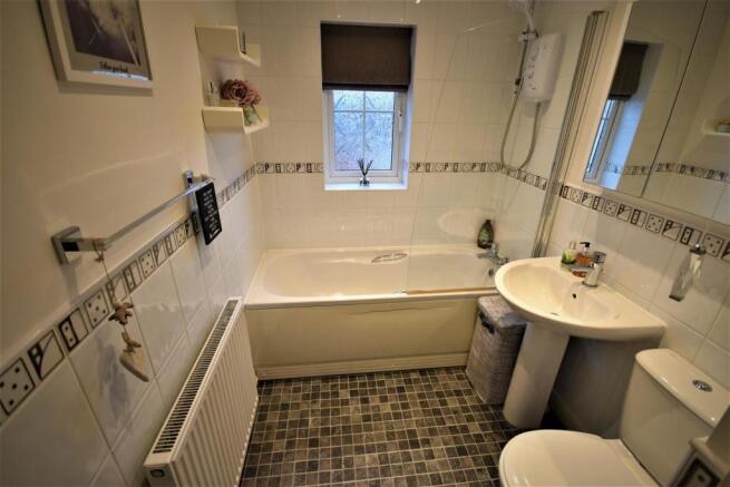 20 Wynnstay Grds Bathroom.JPG
