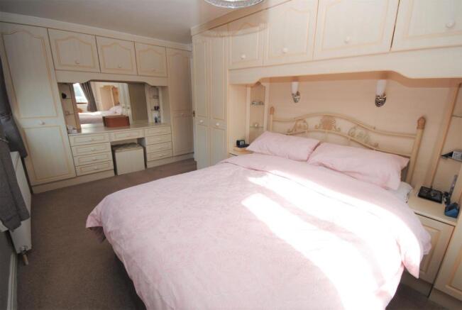 1pinfoldcottagessidebed12.JPG
