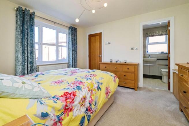 4 bed Detached Bungalow for sale Image 11