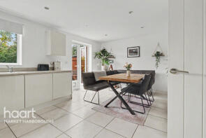 14, Burton Way, Leicester LE8 8DW