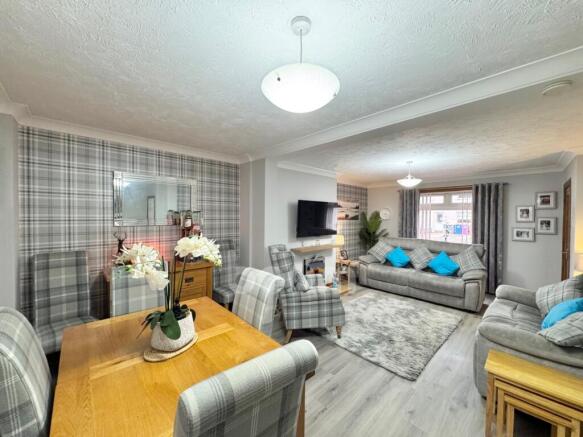 Central Avenue, Kilbirnie dining space