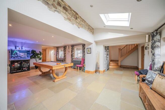 5 bed Detached for sale Image 8
