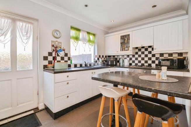 3 bed Semi-Detached for sale Image 7