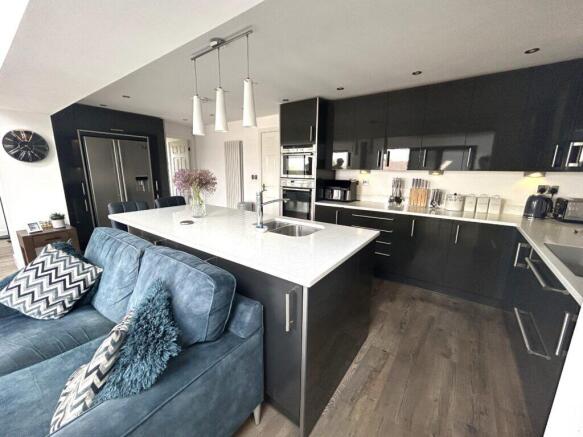 4 bed Detached for sale Image 6