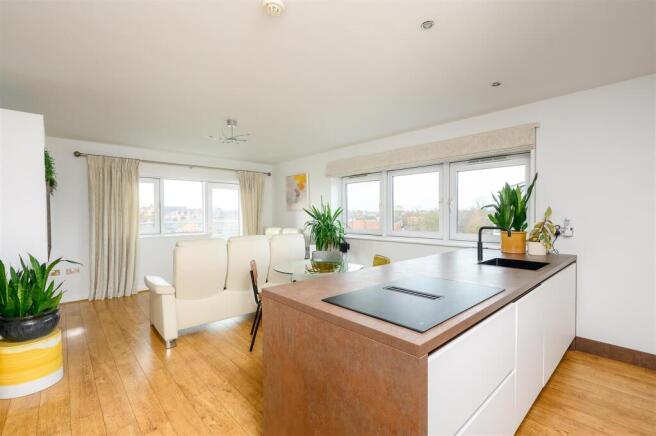 2 bed Apartment to rent Image 11