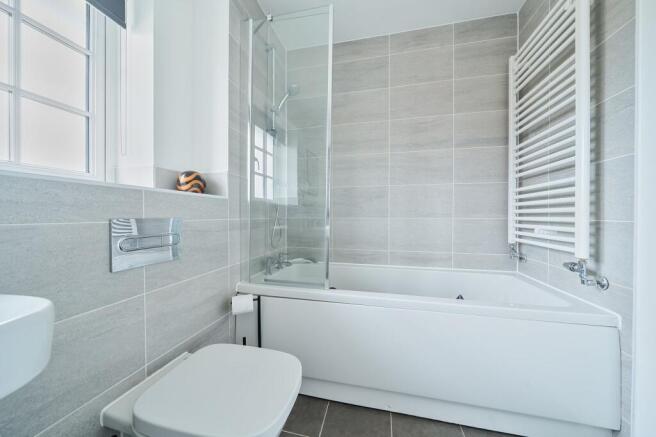 Bathroom W.C (1)