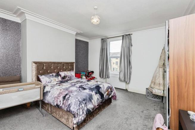 6 bed Semi-Detached for sale Image 11