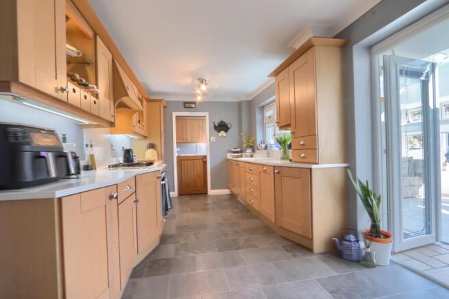 4 bed Detached for sale Image 4