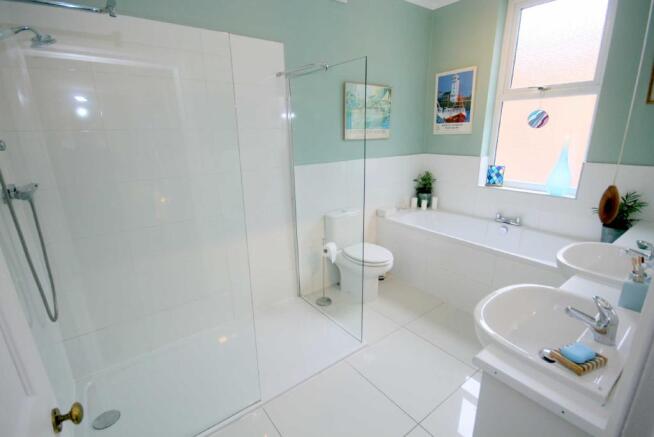 FAMILY BATHROOM / WC
