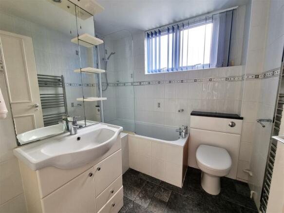 Caretakers Lodge - Bathroom.jpg