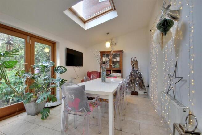4 bed Town House for sale Image 5