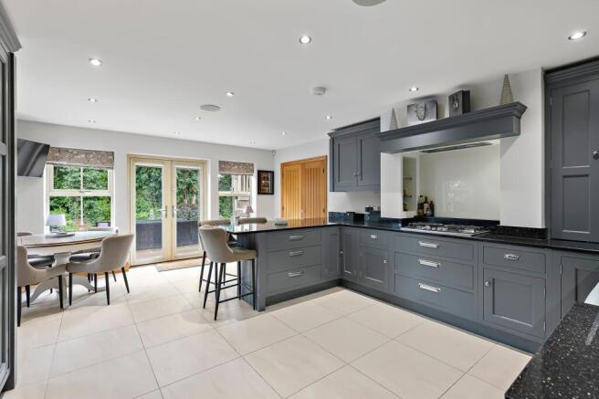 7 bed Detached for sale Image 5
