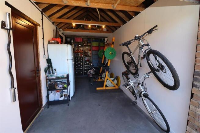 2 bed House to rent Image 10