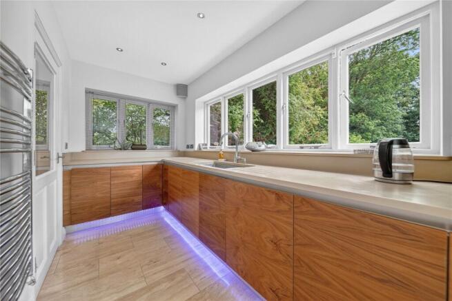 4 bed Detached for sale Image 4