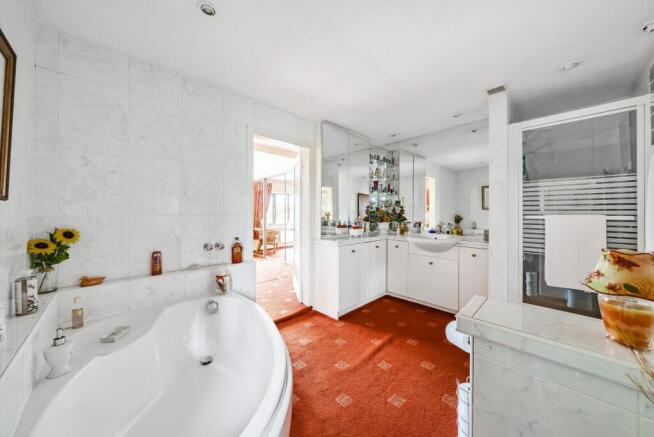 5 bed Detached for sale Image 11