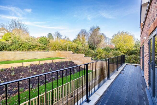 25 The Grove, Coulsdon, CR5 photo 3