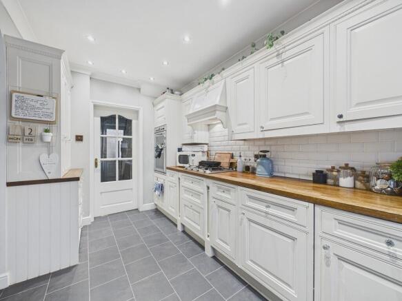 4 bed Semi-Detached to rent Image 4