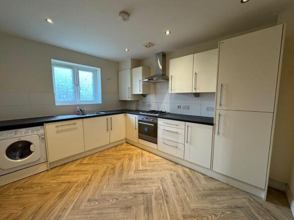 Semi-Detached to rent Image 7